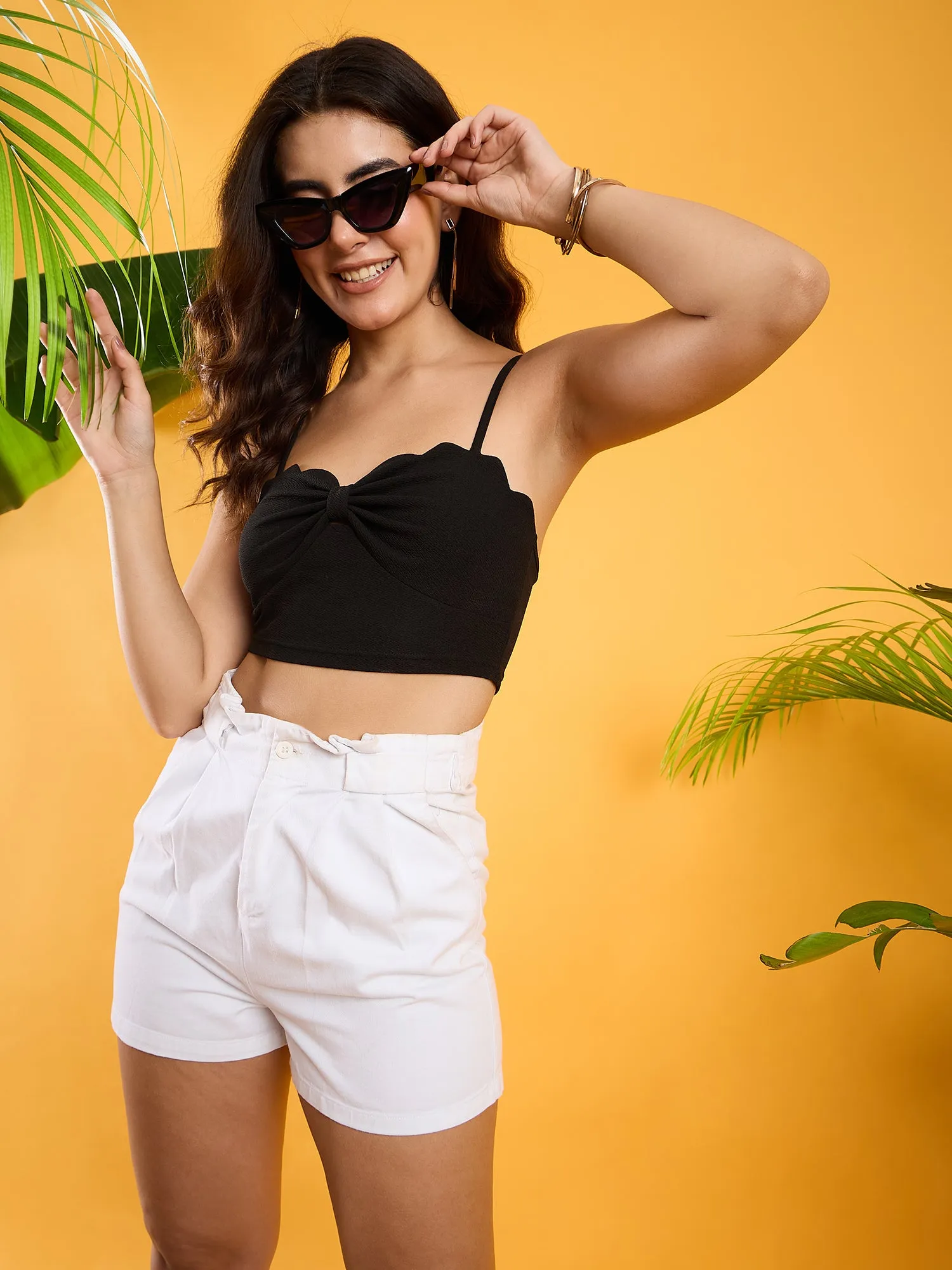 Berrylush Women Solid Black Sweetheart Neck Sleeveless Scallop Trim Twisted Crop Top