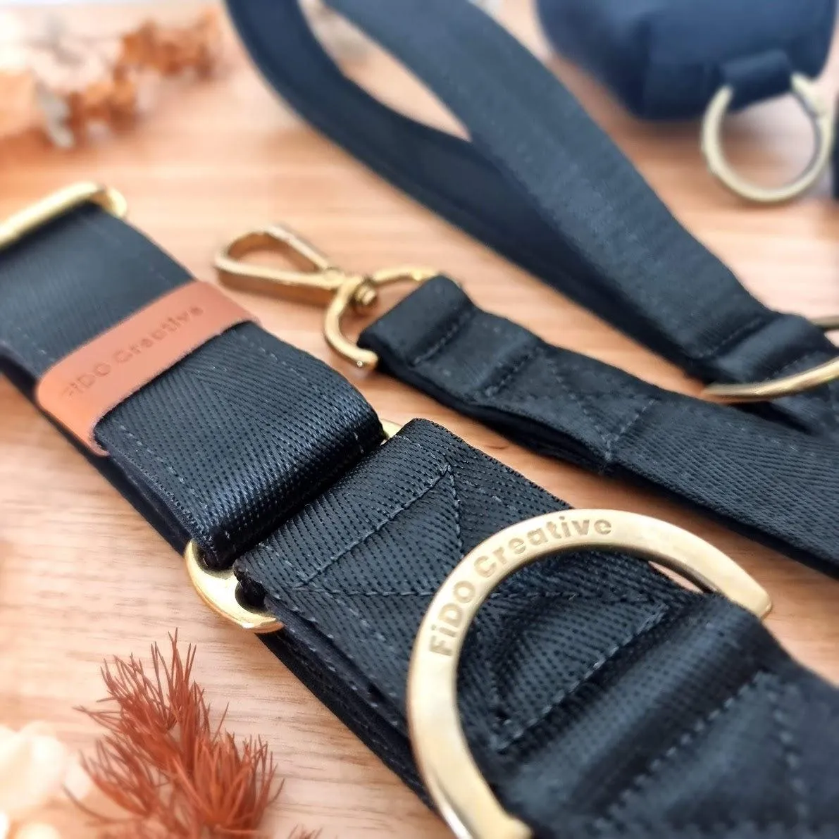 Black martingale collar - padded