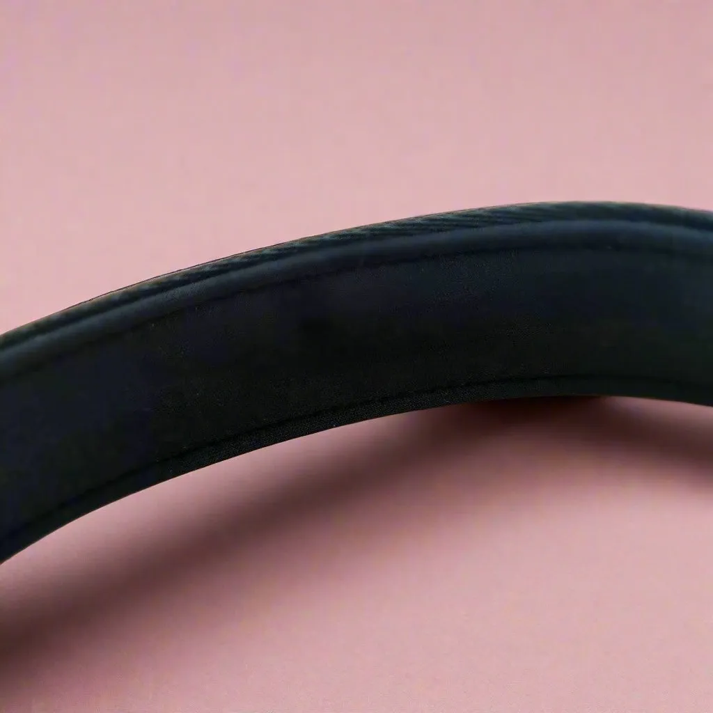 Black martingale collar - padded