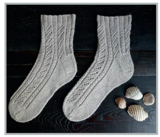 FREE PATTERN: Luxurious Fusion Ophelia lace & cable socks